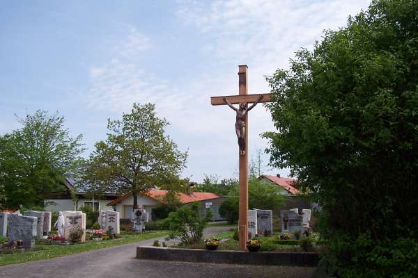 Gemeindefriedhof mit Friedhofskreuz