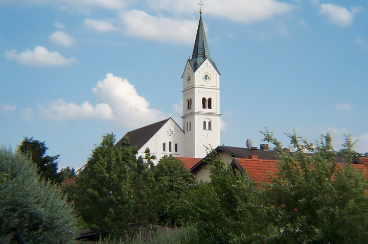 Hofkirchen - Die Ursprnge dieser Kirche gehen wie der bezeichnende Ortsname auf das Jahr 1145 zurck. Bei einer Renovierung wurden Fundamente einer kleineren Vorgngerkirche unter dem Kirchengesthl entdeckt. Die auerordentlich mauerstarken Fundamente der drei Untergeschosse des Turmes zeigen gotische Merkmale.