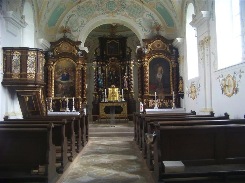 Kirche St. Michael und Leonhard in Perka.